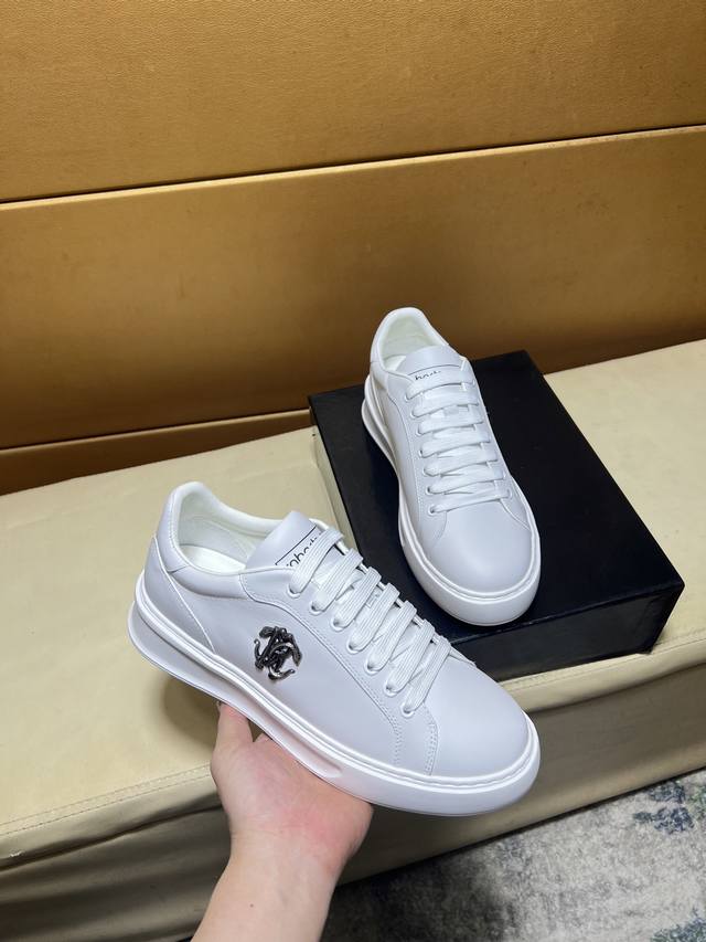 Millionaire's top purchasing agent men's casual shoes are on sale at the counter