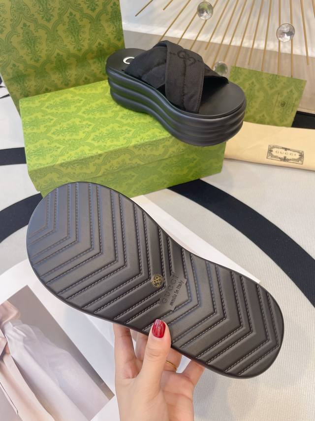 High-end Gucci slippers at a real price, available in a variety of colors. Newe