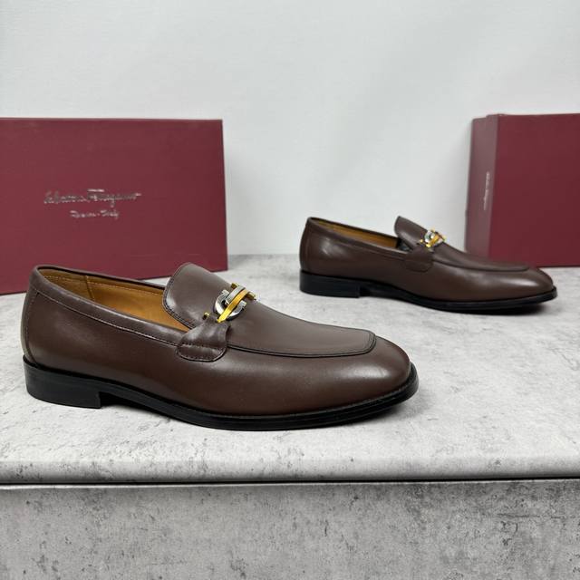 Ferragamo Ferragamo men's metal buckle boutique leather shoes, this men's loafer