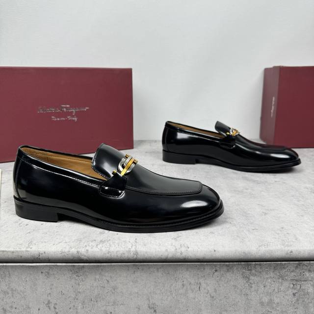 Ferragamo Ferragamo men's metal buckle boutique leather shoes, this men's loafer
