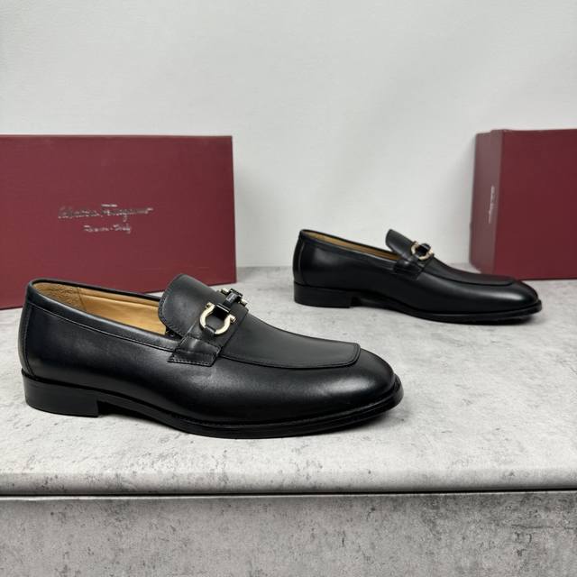 Ferragamo Ferragamo men's metal buckle boutique leather shoes, this men's loafer