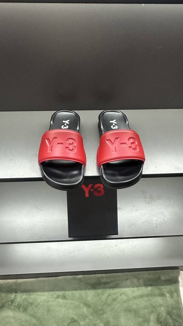 Y3 men's cloud-sense slippers, deconstructing aesthetics to reshape a classic si