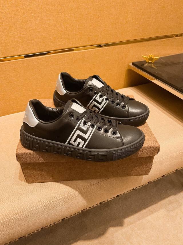 Factory Pre-order Versace men's shoes, a 1:1 replica from the high-end brand's