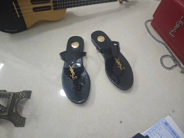 Factory Price: Women's Shoes, Original Saint Laurent Flat Flip Flops, 2025 Early