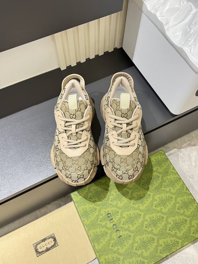 Gucc* Men's casual shoes, a world-renowned luxury brand, offer both traditional