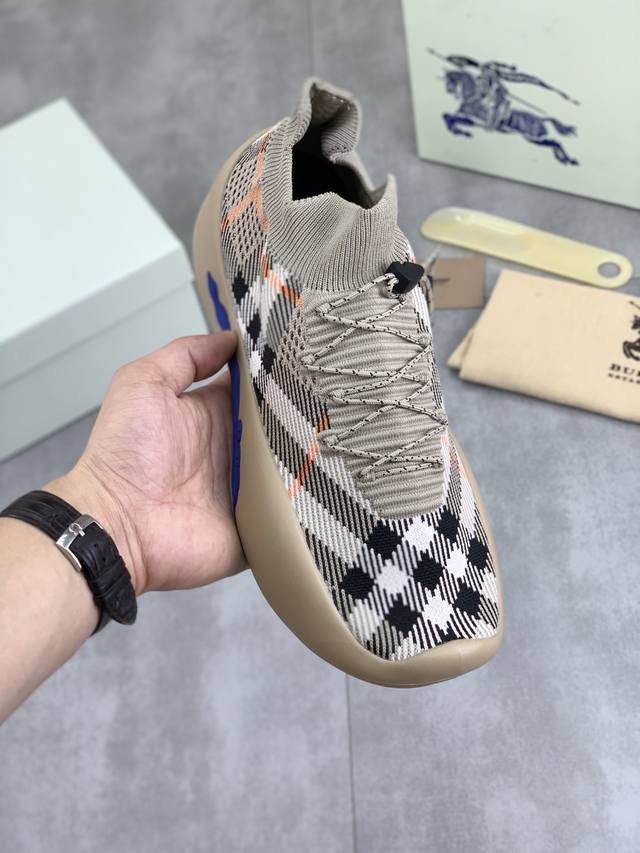 Factory Price (P) - Top-tier Burberry Flyknit Shoes, now available! Perfectly c