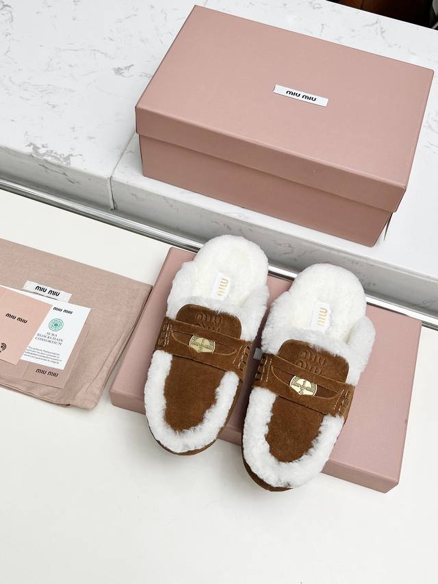 Miu Miu 25-year-old flat-soled furry slippers were shown on the catwalk. The ne