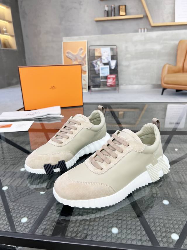 H Top purchasing agent loves super popular male god sports shoes. New products a