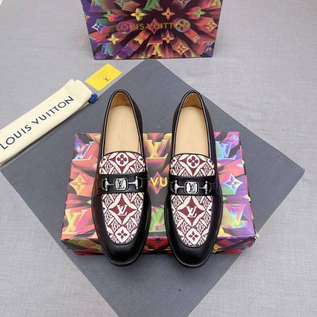 Lv Lv leather shoes are a must-have for trendy men. A rich European fashion vibe