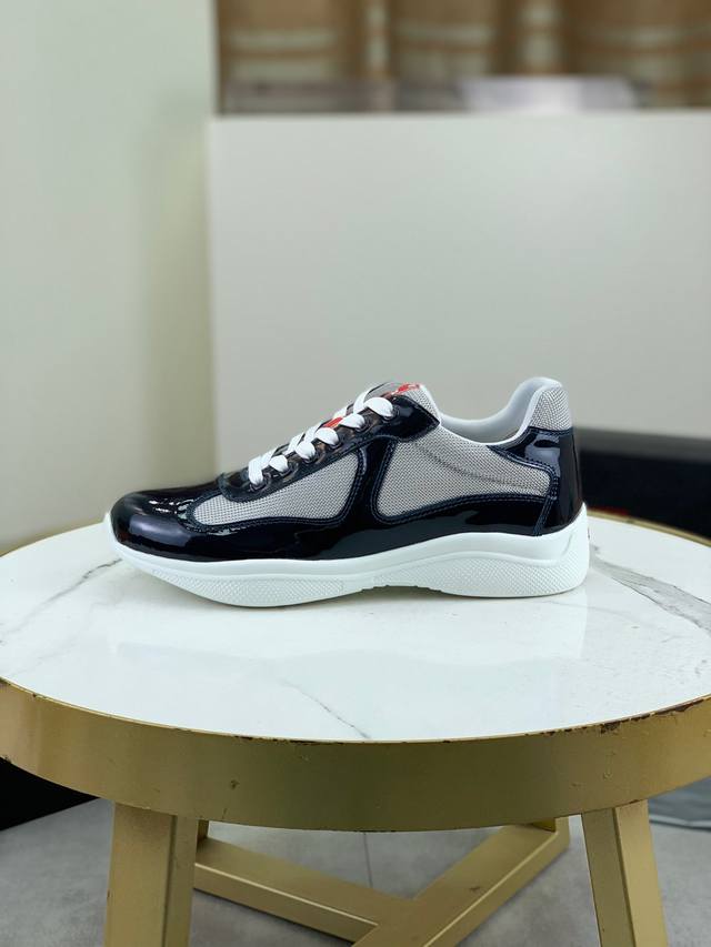 Prada: sold simultaneously at top purchasing counters, original Italian open-edg