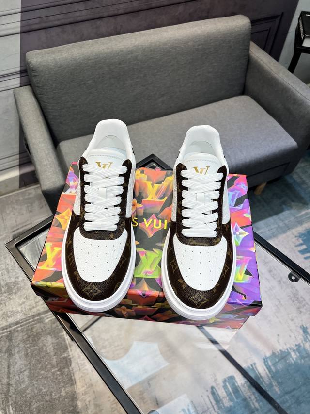 Lv's latest trendy casual shoes are a hit in stores. New for spring and summer,