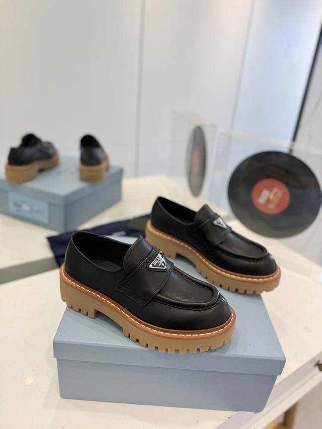 Factory Price Men's 20 Premium Edition Prada DDD. This leather loafer features