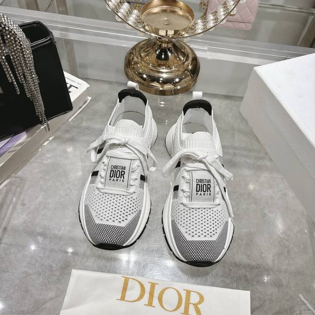Factory release: Dior Chrono, a high-end, new model. Both casual and business,