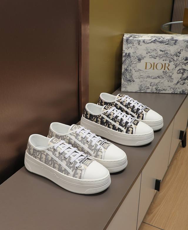 Dior's new thick-soled white sports shoes, fabric with embroidery, embroidered l