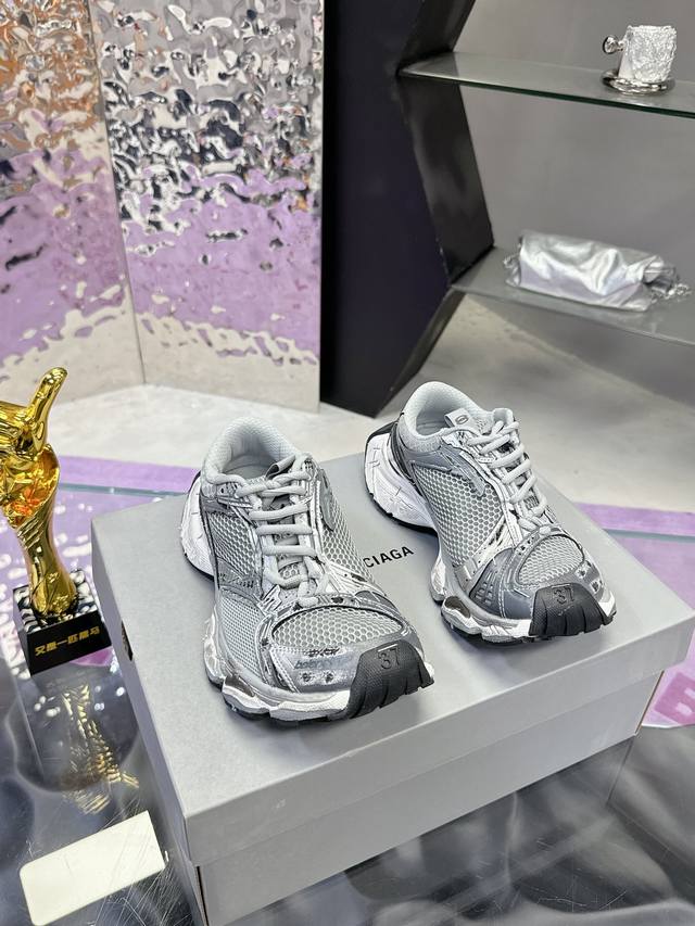 Factory P price P: Balenciaga's latest stapler dad shoes couple's casual style.
