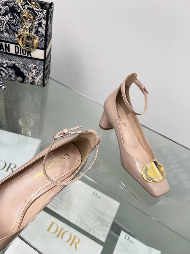 Apricot patent leather Dior's new season round-heeled Mary Jane square-toed shoe
