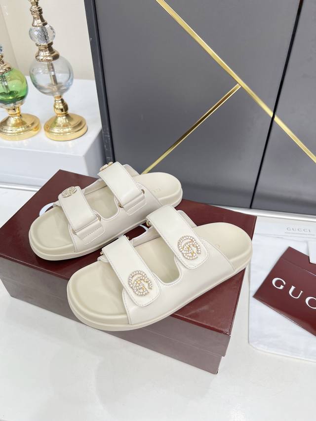 Gucci large sandals, made from top-grain cowhide, are soft, delicate, breathable