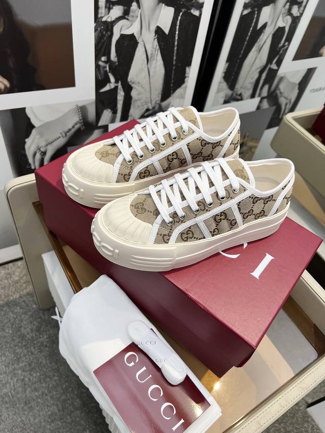 Step with the breeze and ease like clouds. Gucci thick-soled cloth shoes lead th