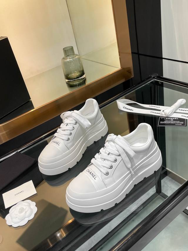 Chane* 25S white sneakers, a favorite among influencers and celebrities, are fea