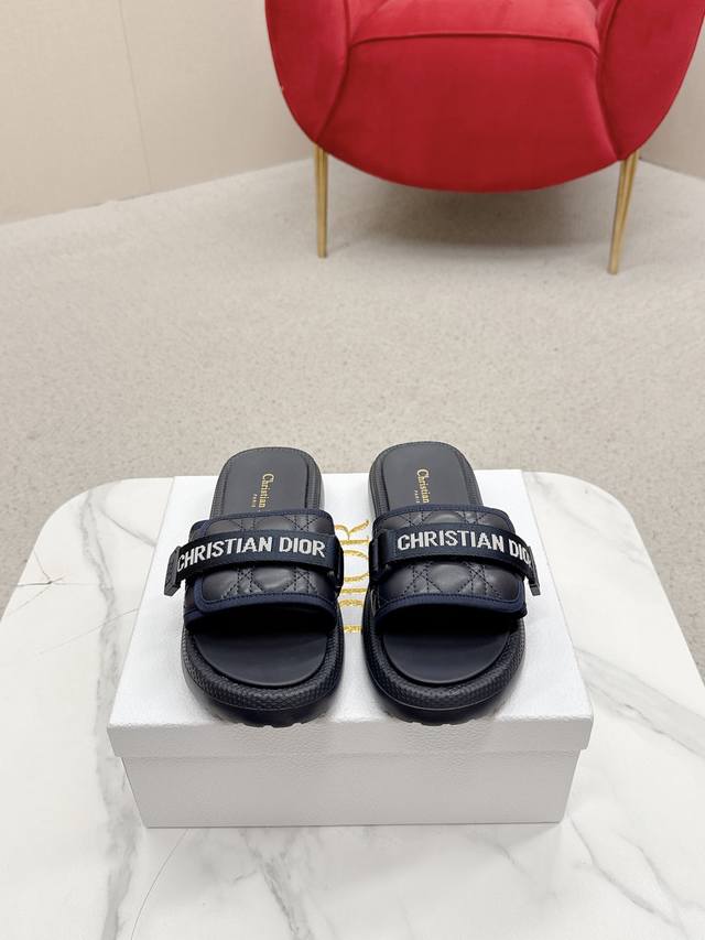 Dior's latest spring and summer embroidered slippers, recommended by many celebr
