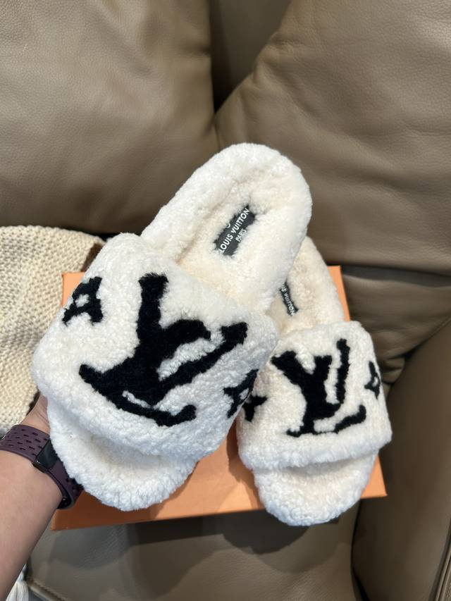 Louis Vuitton, sheepskin and fur slippers, wool logo, 2cm thick sheepskin and fu