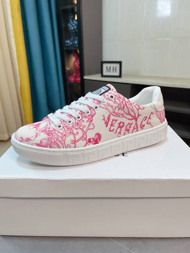 Versace's latest meticulously crafted style is a true hit! This innovative inter