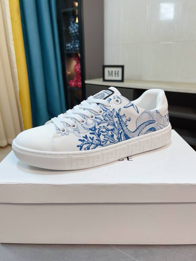 Versace's latest meticulously crafted style is a true hit! This innovative inter
