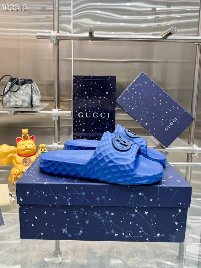 Men's Interlocking G Slides Inspired by the summer spirit and beach clubs of the