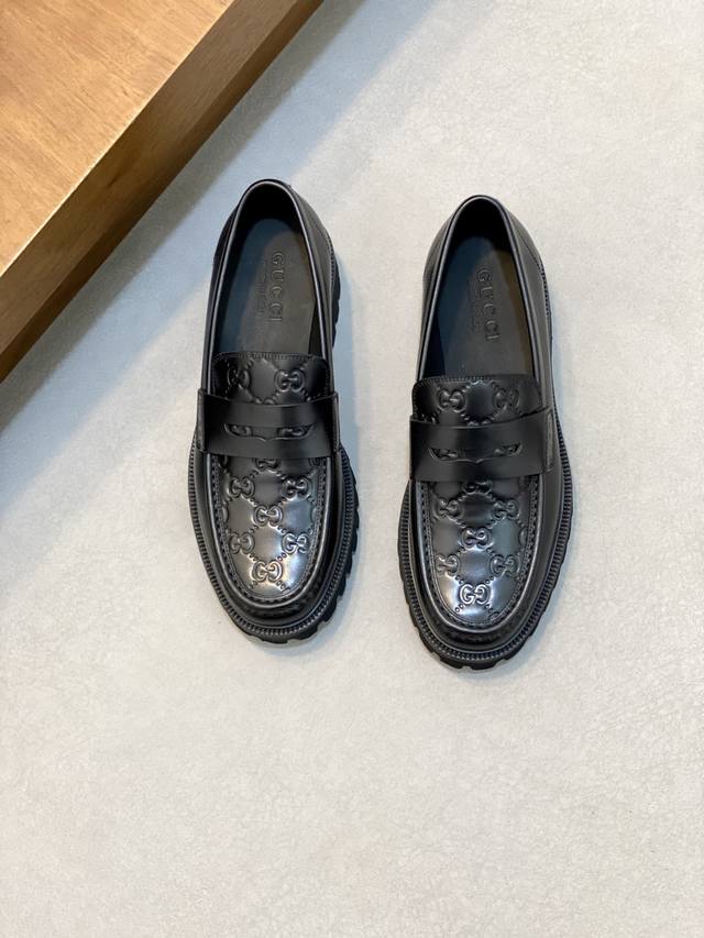 Gucc* Gucci's new Interlocking G men's loafer, a formal and casual leather shoe