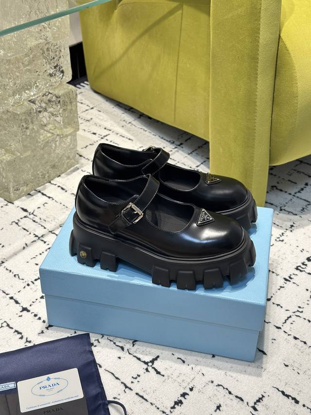 Prada latest model Surface: imported open edge beads, cowhide Lining: ultra-soft