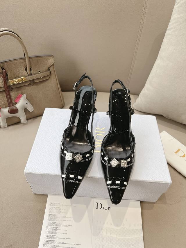 D* 4 New Spring/Summer arrival: DDD, a classic vintage Dice round-toe pump. A co