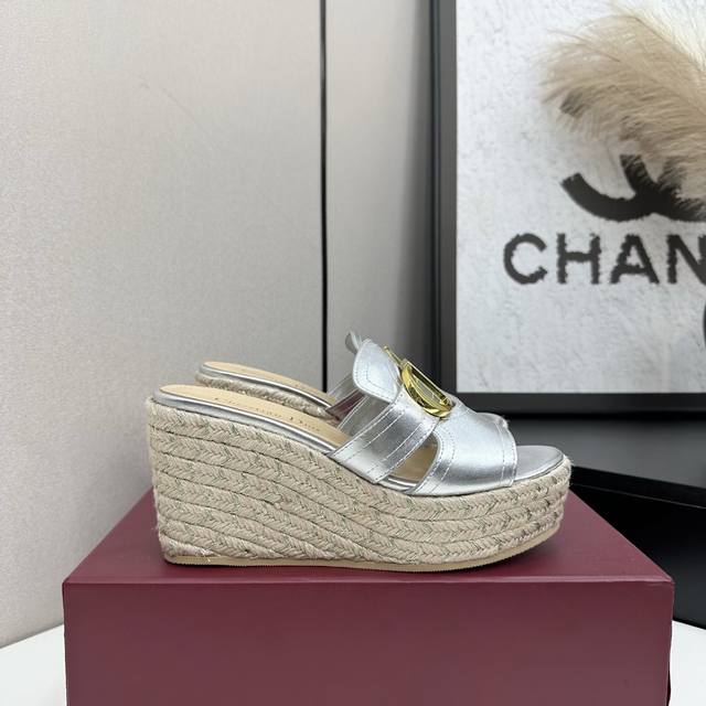 Dior straw wedge sandals meet trendy wedge heels. A fashion feast of opulence an
