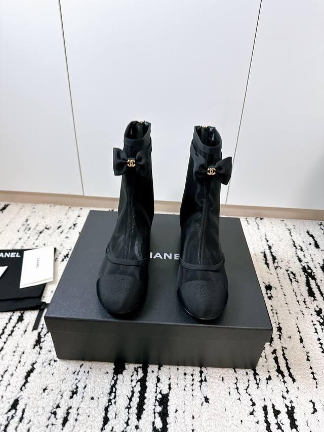 Omg ladies! We've found a treasure! This Chanel 25 A is so stunning! The classic