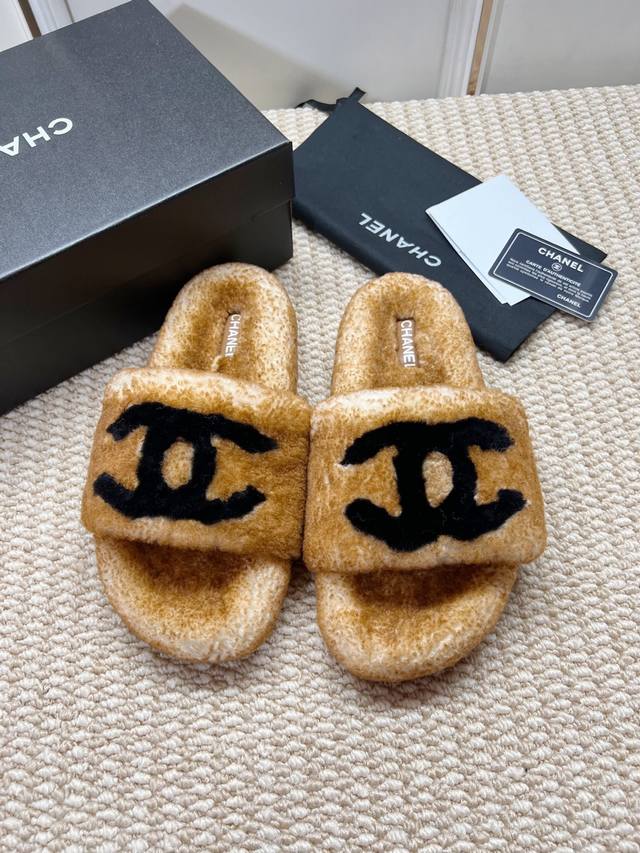 Help! These Chanel furry slippers are so winter-ready! DDD! The two-tone fur re