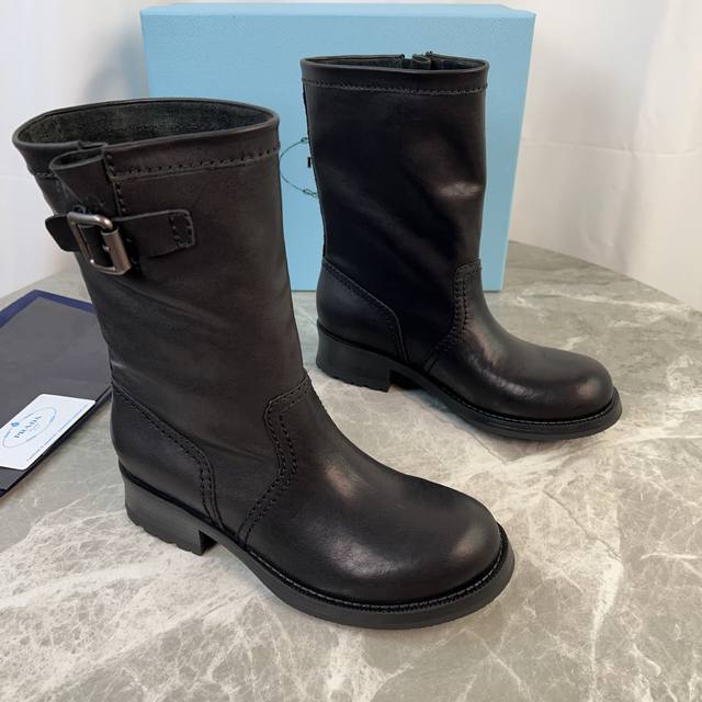 P's latest model Surface: Imported vegetable tanned cowhide Lining: Silk cowhide