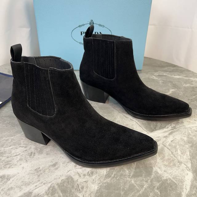 P's latest model Upper: high mercerized cow suede Lining: calfskin lining, foot