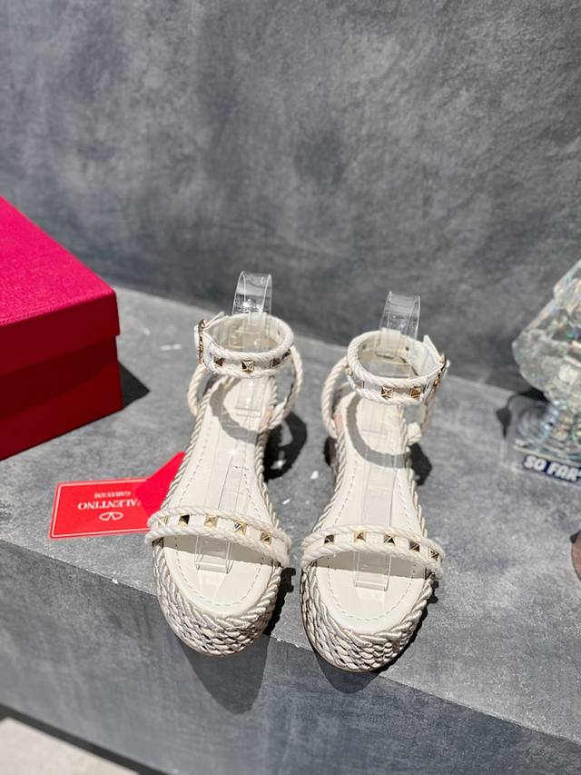 Valentino's high-end new studded hemp rope woven wedge sandals. Simple and versa