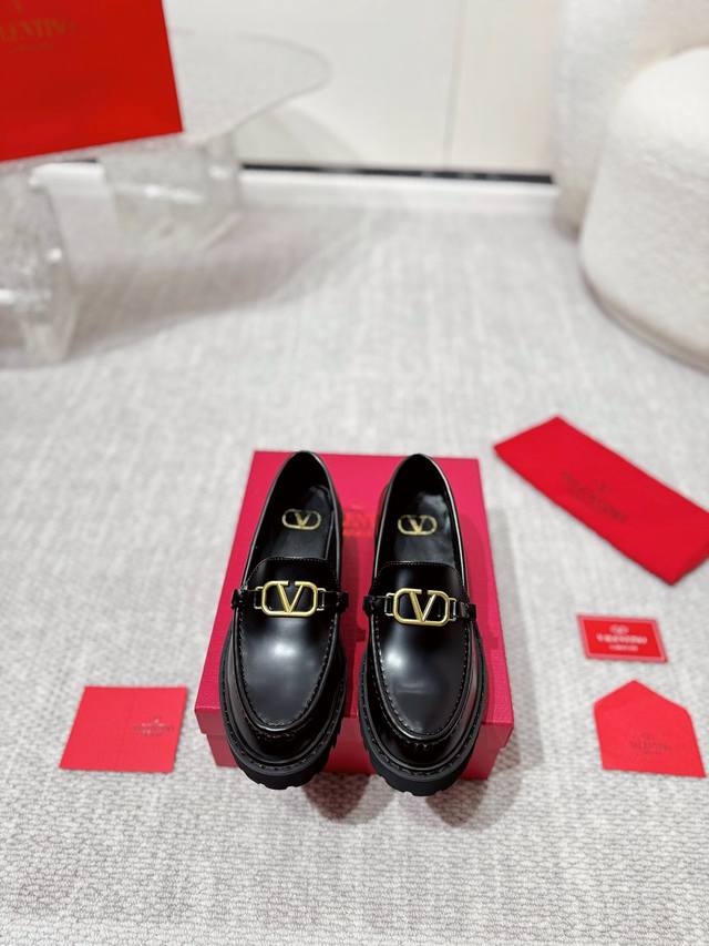 Factory Price Valentino. Valentino's latest V-neck shoes with fire-rivet and me