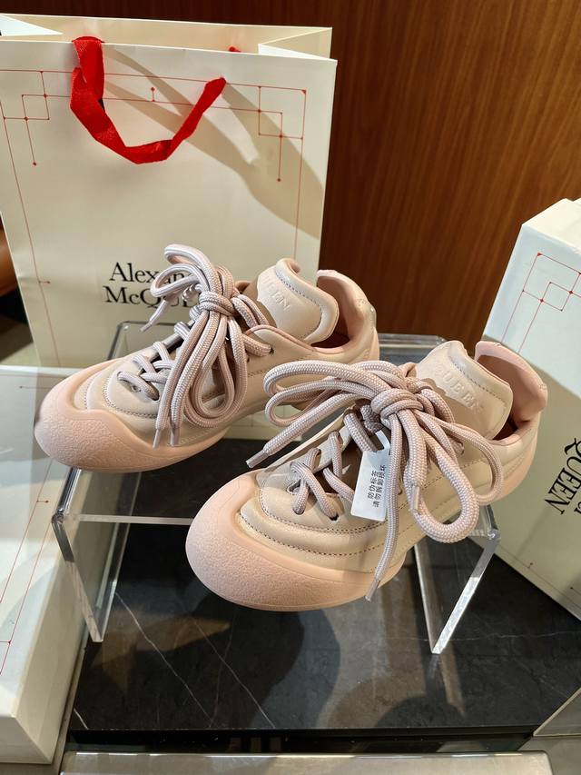 McQueen's new Flexion low-top sneakers (sizes): 36-44, 34, 35, 38, and 45. Cust