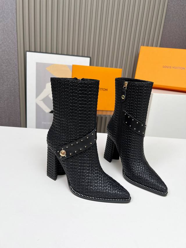 Factory-priced women's sports shoes, original Lv LV pointed-toe ankle boots. Lu