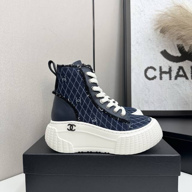 Factory Price Women's Shoes and Sports Original 2025 Chanel Ankle Boots, a Must