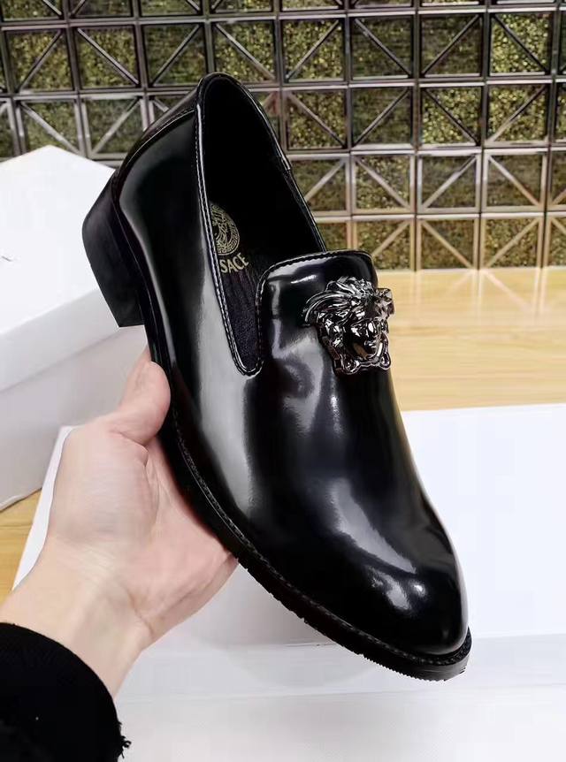 Factory-priced men's sports shoes, new models from the Versace official flagshi