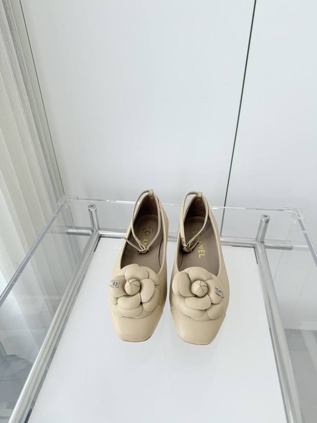 Factory Price Women's Shoes and Sportswear Original Chanel 2025 Autumn New Arri
