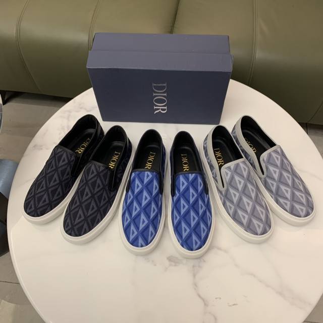 Factory-priced men's sports shoes, original Dior casual shoes. Dior's new casua