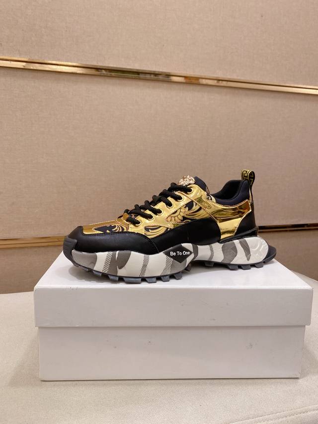 Factory-priced men's sports shoes, original and new Versace. Imported cowhide u