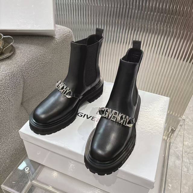 Factory Price Women's Shoes Original Givenchy Ankle Boots (2025). This shoe is