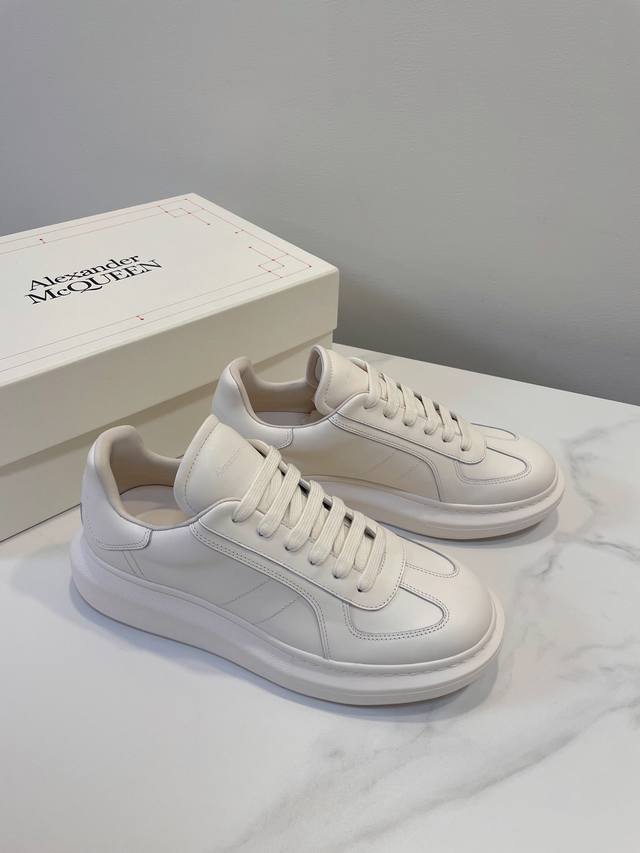 Top-notch high-end Alexander Mcqueen DDD, as always, has an exclusive molded sol