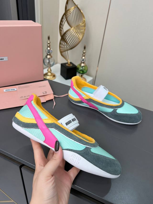 Miumiu Miu Fashion Week 2025 Spring/Summer collection runway model This pair of