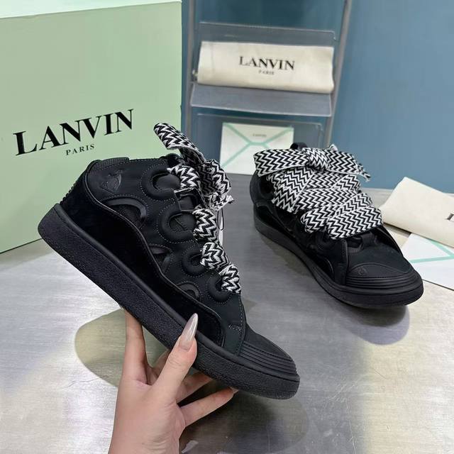 2025Lanvin's latest winter runway model, the Curb series casual sneakers, became