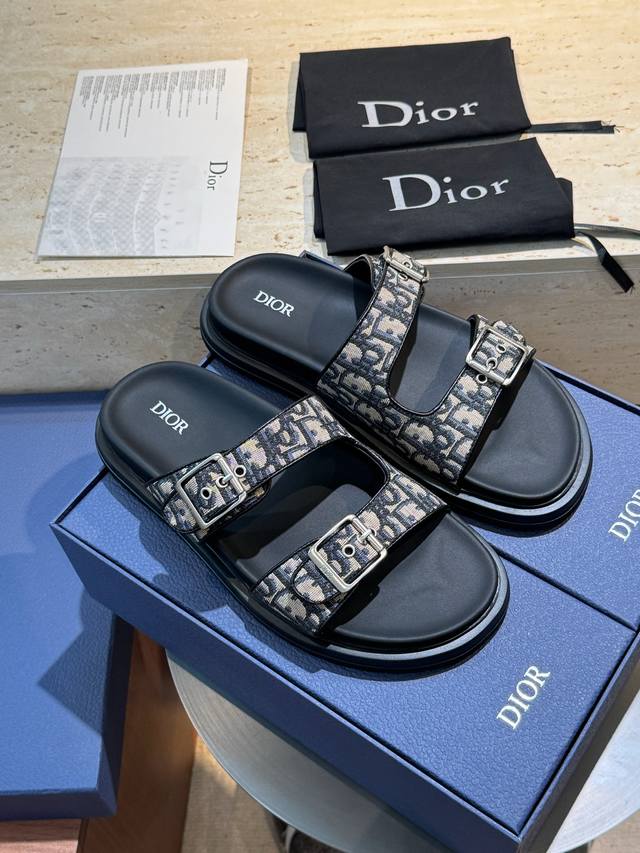 D's Aqua Men's Slide Sandals. These Aqua sandals are both elegant and casual. Th